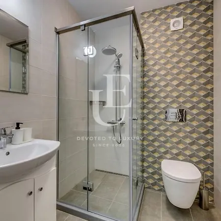 Tokiyo: A Lovely Center 2 Bedrooms With Private Parking Daire